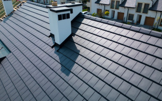 Jak skutecznie zabezpieczyć dach przed wiatrem i upałami?