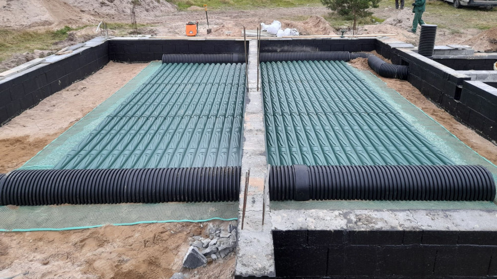 Zdjęcia z realizacji systemu GWC GEOSTRONG w fundamentach - wariant z rozsunięciem