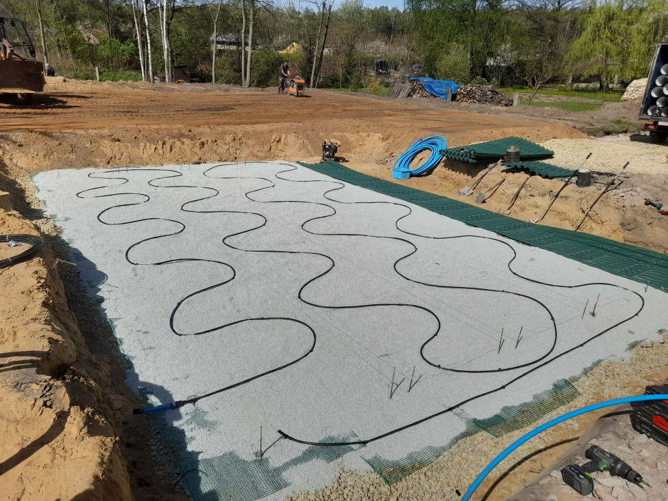 Zdjęcie ilustrujące rozłożony ZEOLIT i linię kroplującą do nawilżania