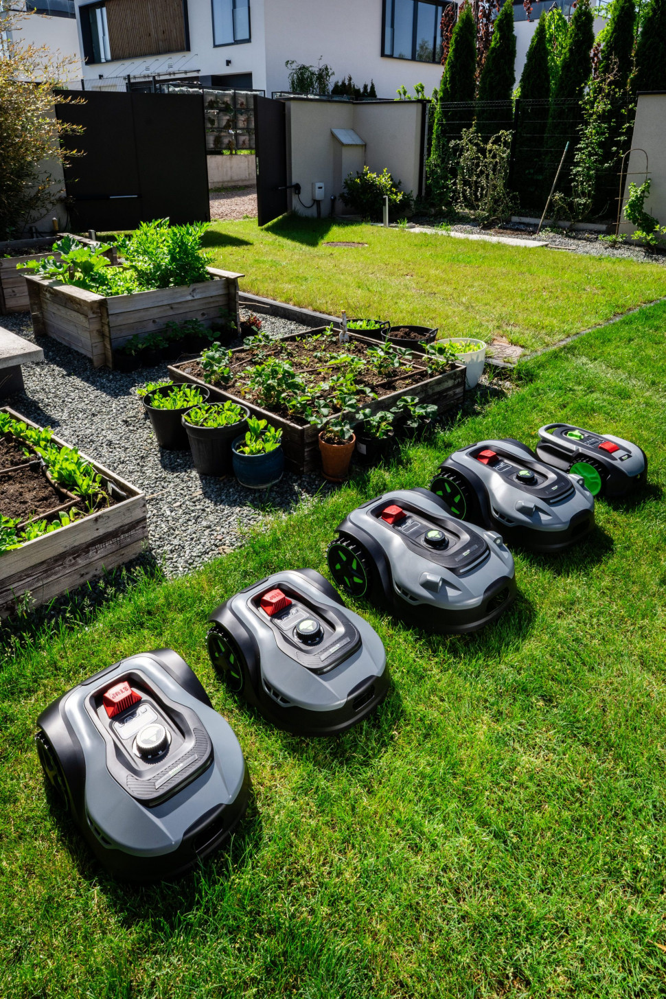 Różne modele robotów koszących