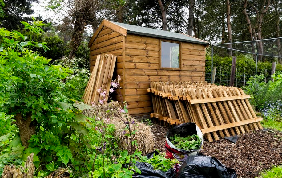 Funkcjonalny drewniany domek przy domu