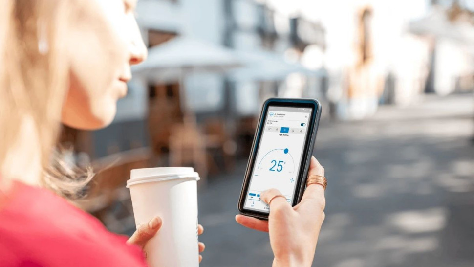 Aplikacja na smartfona umożliwia także zdalną obsługę przez internet