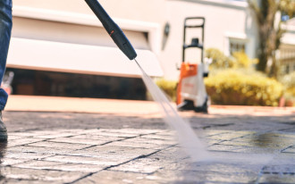 Czyszczenie przestrzeni wokół domu - skuteczne metody i narzędzia