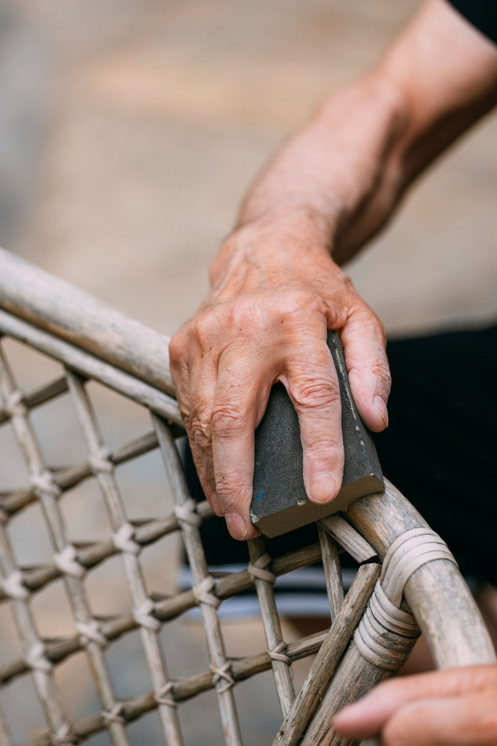 Pielęgnacja drewnianych mebli ogrodowych