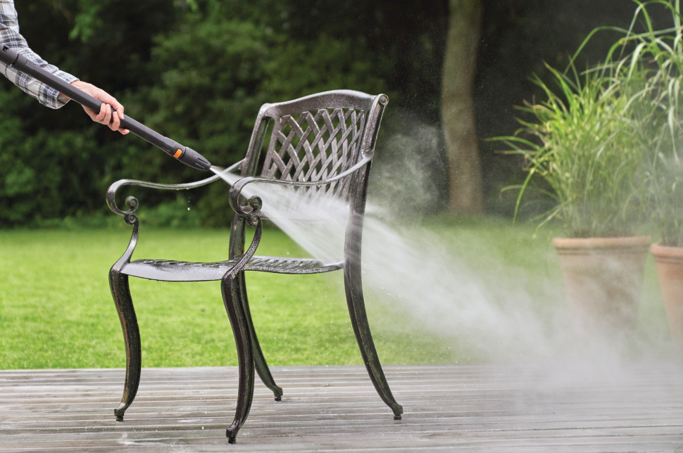 Czyszczenie metalowych mebli ogrodowych myjką STIHL REA 60
