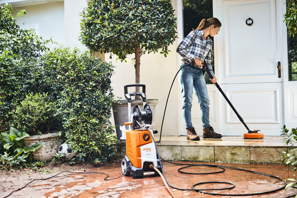 Czyszczenie posadzki przed domem myjką STIHL RE 130 PLUS