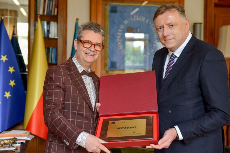 W imieniu FAKRO, gratulacje z rąk dr. hab. Piotra Wachowiaka, Rektora SGH, przyjął podczas oficjalnego spotkania Paweł Dziekoński, Wiceprezes Zarządu.