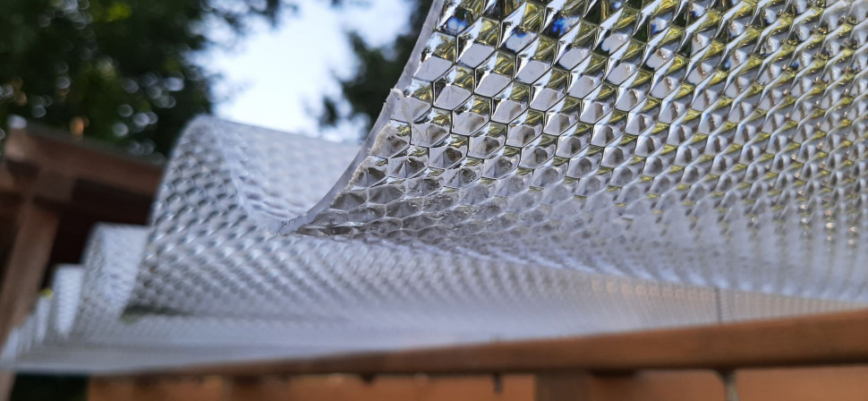 Suntuf BeeHive - Od spodu płyta ma unikalną strukturę przypominającą plaster miodu