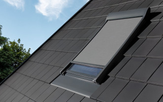 Jaką osłonę wybrać na okno dachowe? Markiza czy roleta - FAKRO podpowiada!