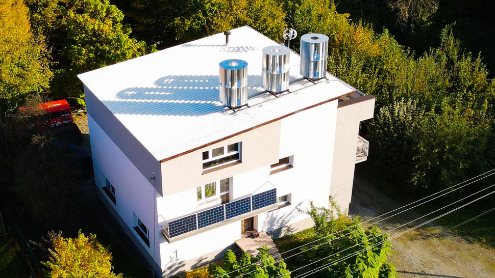 Wirnik turbiny wykonany jest z lekkiej, wytrzymałej blachy aluminiowej, odpornej na warunki atmosferyczne