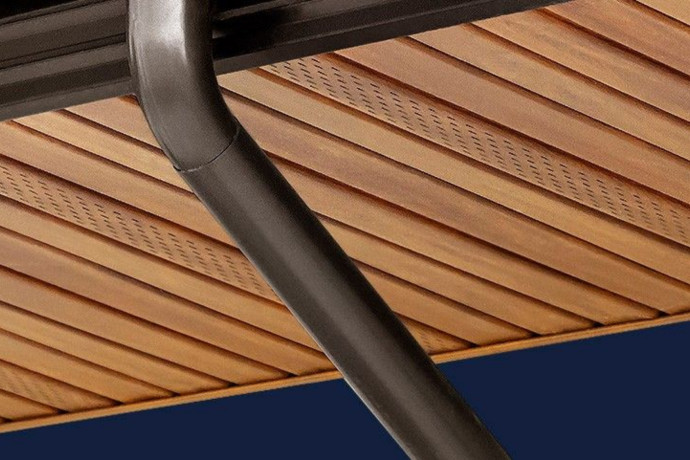 Podbitka dachowa na lata - czy stal wygrywa z drewnem i PVC?