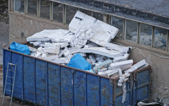 Gdzie wyrzucić styropian? Sprawdź, co zrobić ze styropianem po remoncie, zakupach i jedzeniu