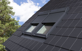 Jaką osłonę wybrać na okno dachowe? Markiza czy roleta - praktyczne porównanie