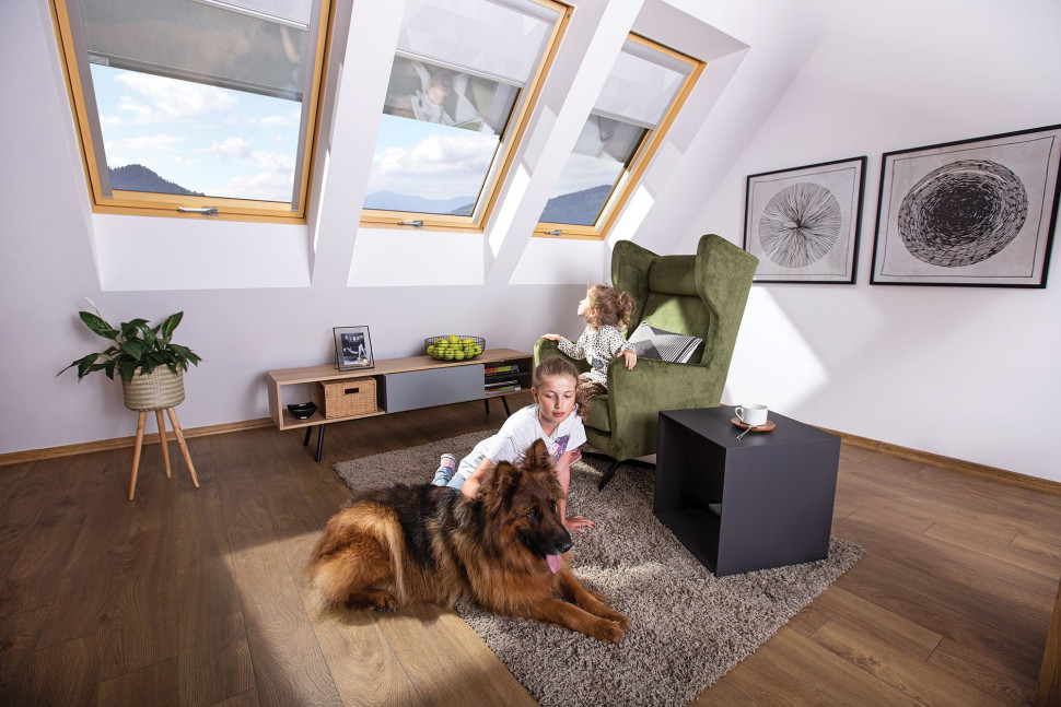 Zarówno markizy jak i rolety zewnętrzne zamontowane na oknach dachowych ograniczają przenikanie ciepła słonecznego