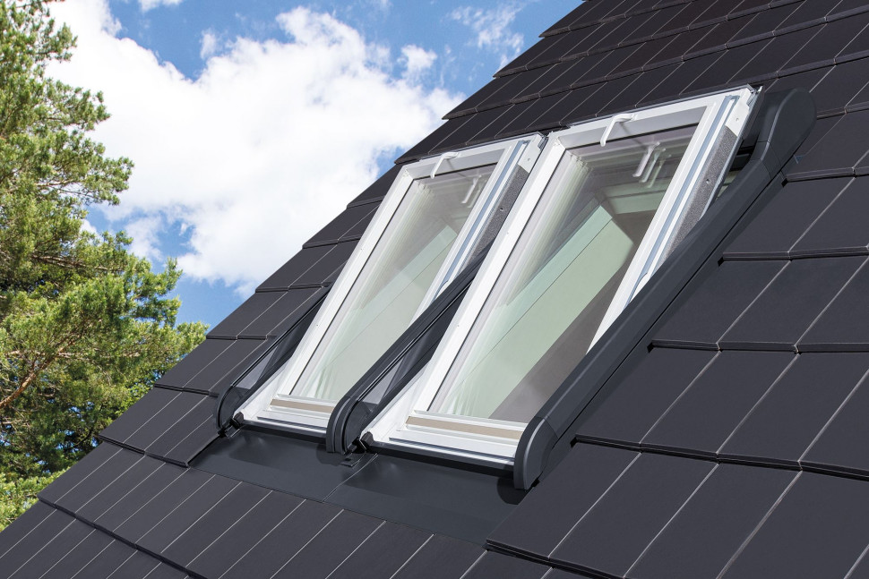 Roleta ARZ Komfort montowana jest na ościeżnicy przez to przy zwiniętym pancerzu nie ogranicza otwarcia okna