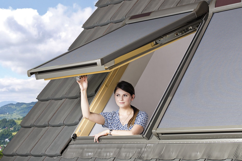 Markizami dachowymi FAKRO można zasłonić okna na całe lato, bez potrzeby codziennego rozwijania i zwijania