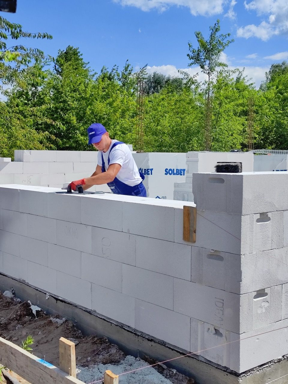 Przy murowaniu na zaprawę do cienkich spoin, bardzo ważną czynnością jest szlifowanie powierzchni bloczków przed nałożeniem kolejnej warstwy zaprawy
