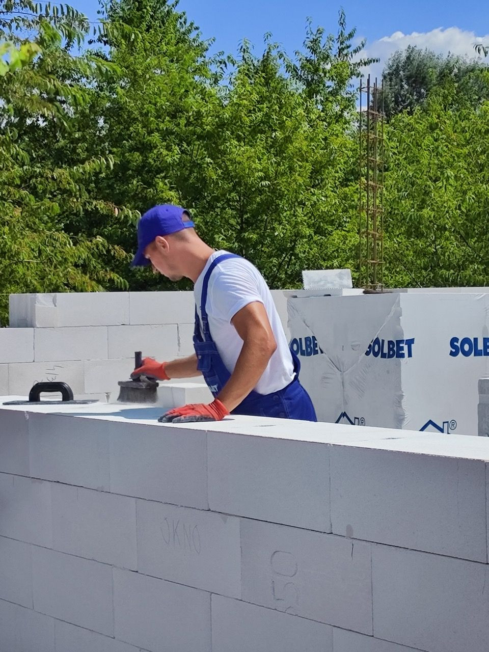 Przy murowaniu na zaprawę do cienkich spoin, bardzo ważną czynnością jest szlifowanie powierzchni bloczków przed nałożeniem kolejnej warstwy zaprawy