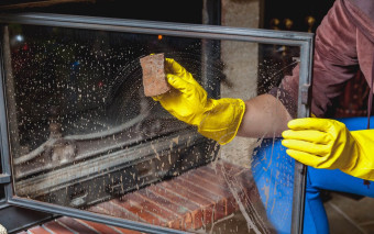 Jak wyczyścić szybę kominka, żeby znów było widać ogień? Domowe sposoby i skuteczne preparaty