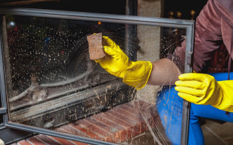 Jak wyczyścić szybę kominka, żeby znów było widać ogień? Domowe sposoby i skuteczne preparaty