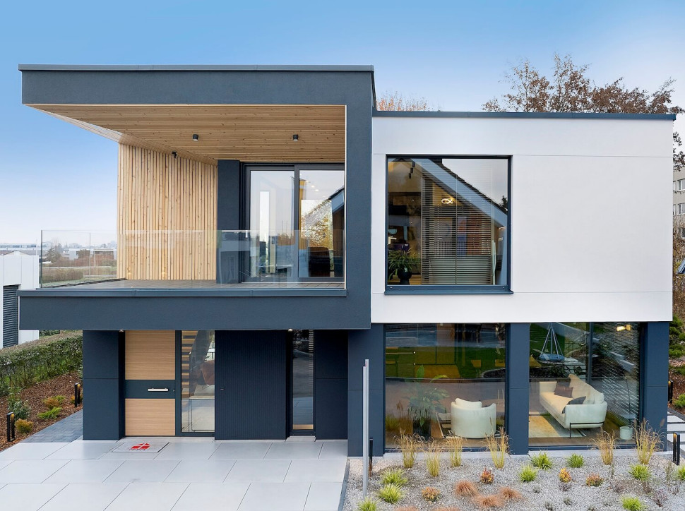 Ładna elewacja domu jednorodzinnego z drewnianymi wstawkami