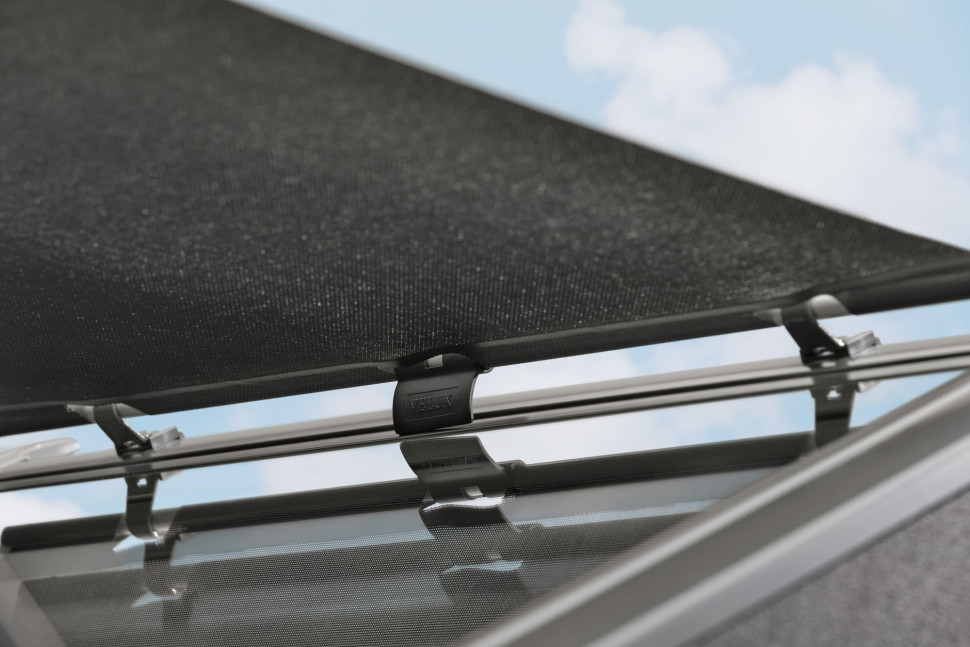 Termoizolacyjne markizy VELUX wykonane są z transparentnej specjalnej siateczki, która blokuje promienie słońca