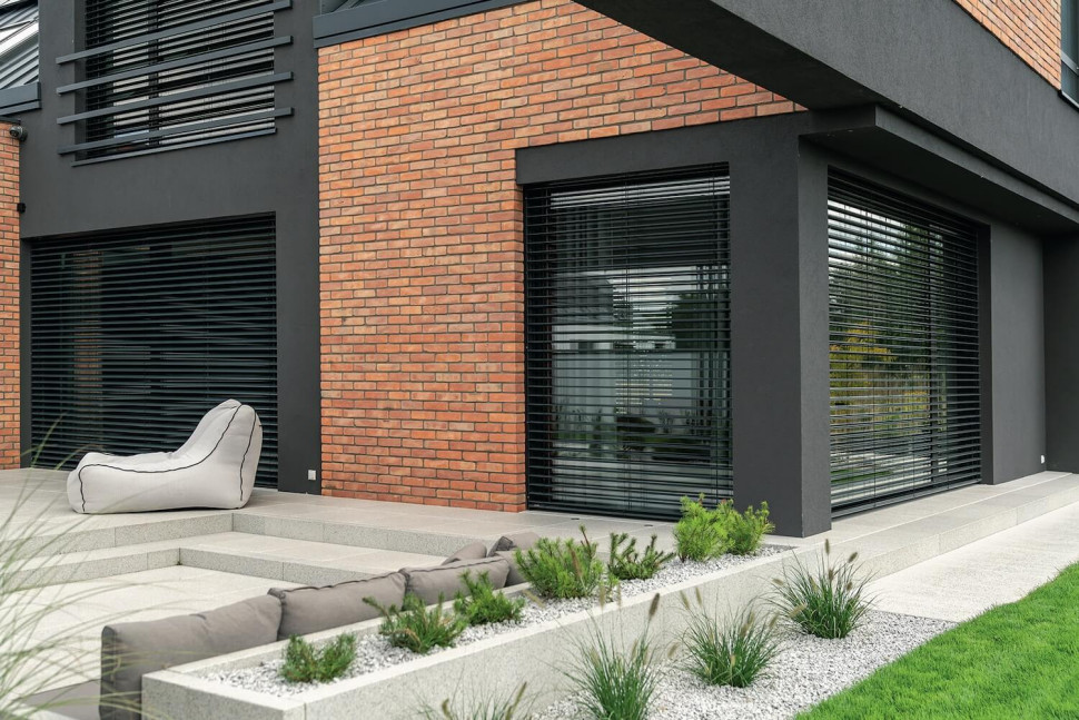 jak przesłonić duże okna w domu