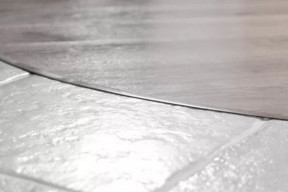 Łuk bez problemu - jak połączyć płytki z deską podłogową?