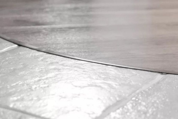 Łuk bez problemu - jak połączyć płytki z deską podłogową?