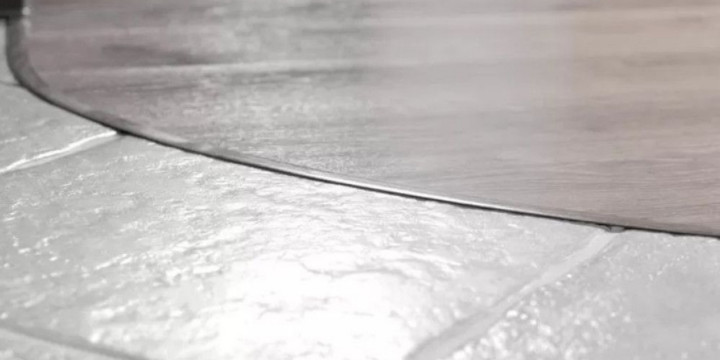 Łuk bez problemu - jak połączyć płytki z deską podłogową?