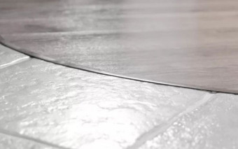 Listwy wykończeniowe gięte Boa: jak zapanować nad trudnymi połączeniami podłóg?
