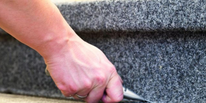 Jak położyć wykładzinę dywanową na schody? Instrukcja krok po kroku