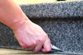 Jak położyć wykładzinę dywanową na schody? Instrukcja krok po kroku