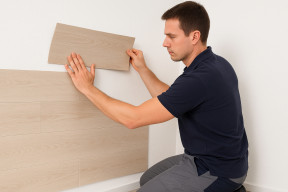 Czym przykleić panel winylowy do ściany?