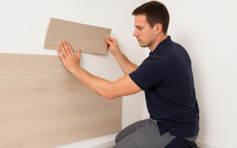 Czym przykleić panel winylowy do ściany?