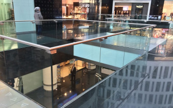 Nowoczesne balustrady szklane do domu i biura. Zobacz inspiracje i porady!