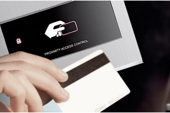 Czytniki zbliżeniowe w praktyce. Jak otwierają drzwi bez klucza?