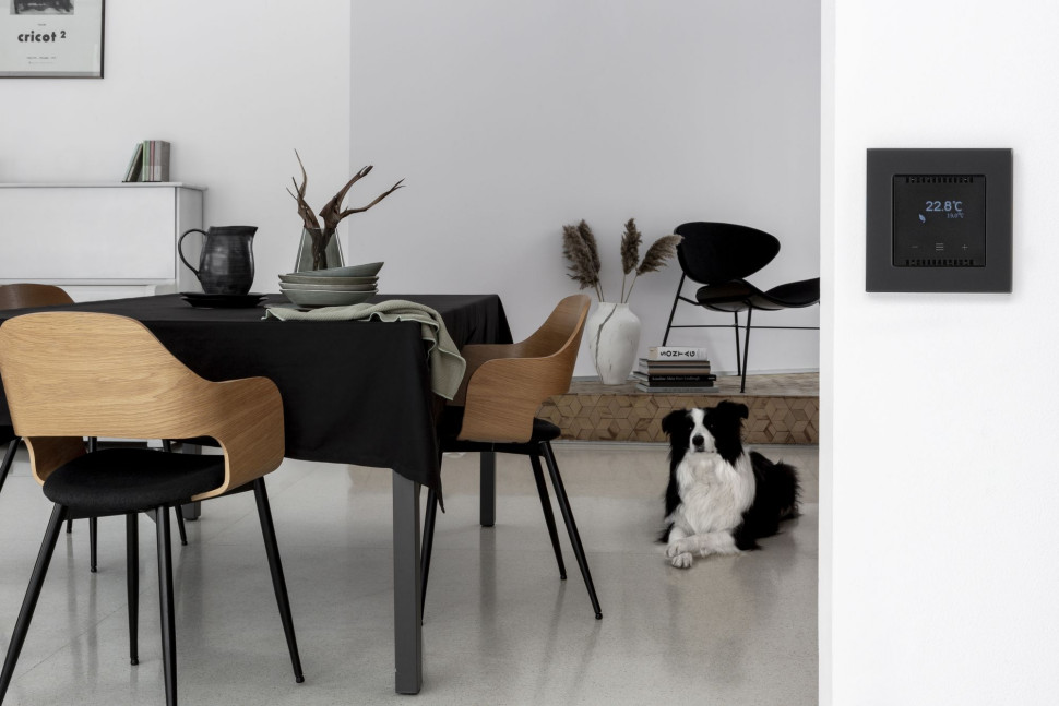 Matowa, czarna powierzchnia termostatu Simon GO wpisuje się w aktualne trendy wnętrzarskie, oferując nowoczesny i elegancki wygląd