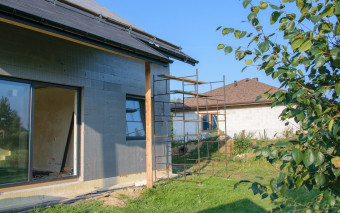 Na czym polega ciepły montaż okien i drzwi? Poradnik budowlany