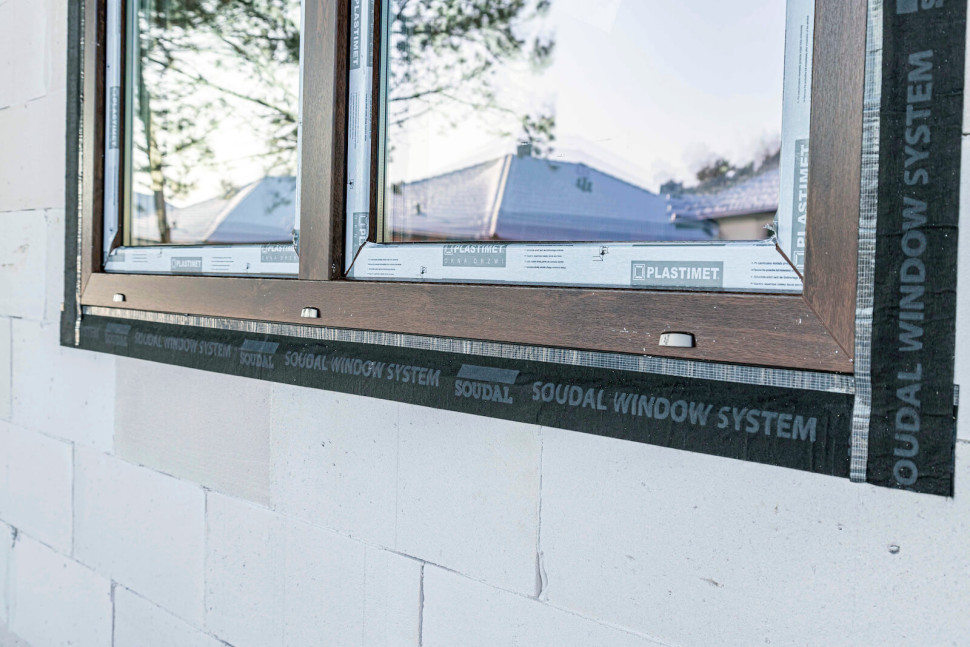 ciepły montaż okien warstwowy chroni przed wilgocią i zimnem