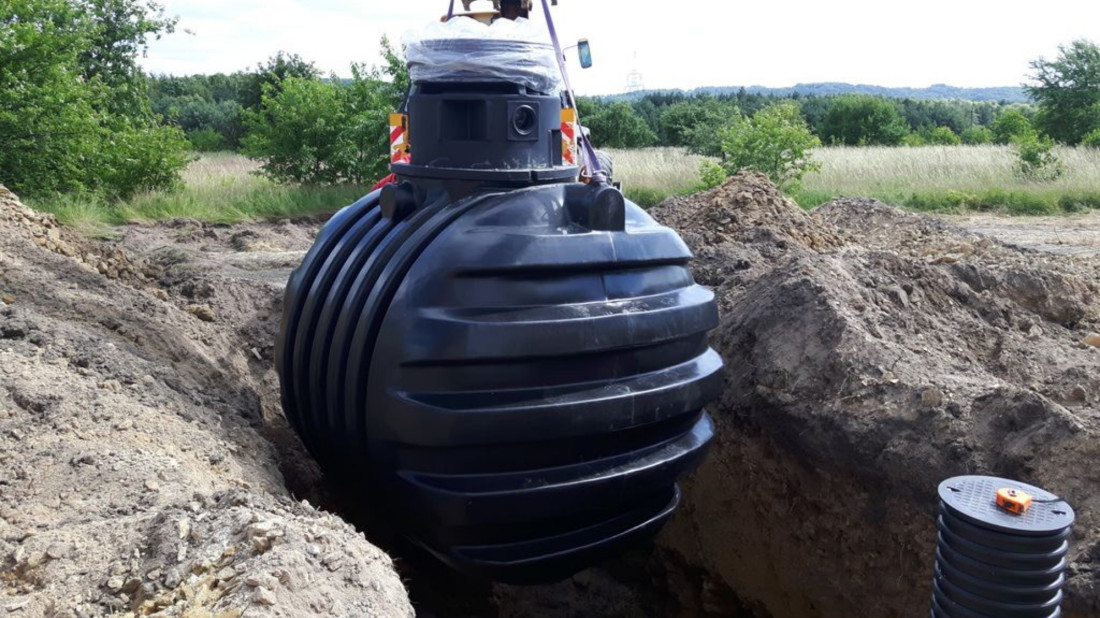 Jak tanio i skutecznie odprowadzić wodę deszczową z dachu?
