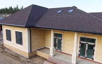 Czy gont bitumiczny to dobry wybór na dach? Sprawdź jego największe plusy i minusy