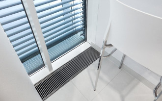 Podłogówka i grzejniki kanałowe - połączenie idealne o każdej porze roku