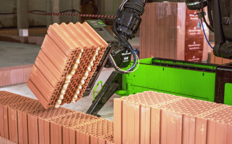 Wienerberger prezentuje pierwszego w Europie robota murującego