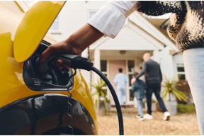 Jak wybrać falownik do ładowania samochodu elektrycznego z domowej fotowoltaiki?