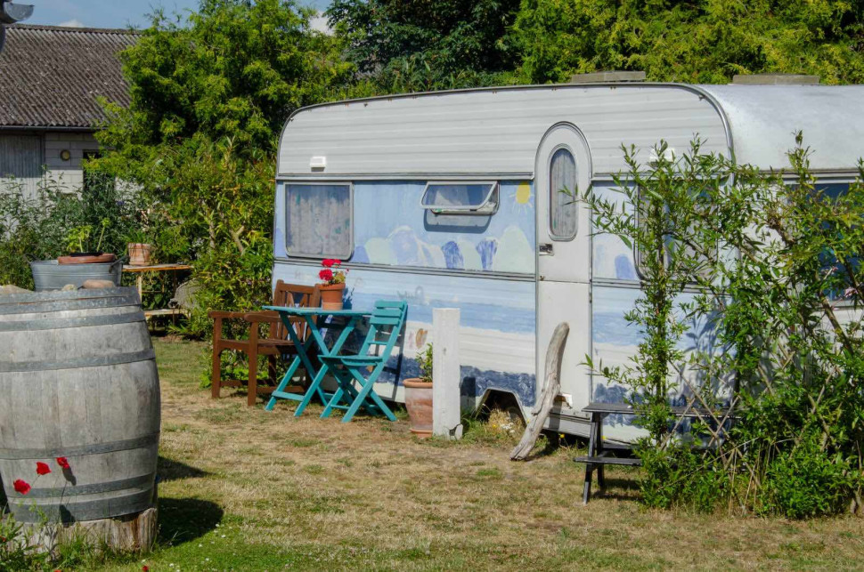 Przyczepa kempingowa ustawiona na działce rekreacyjnej