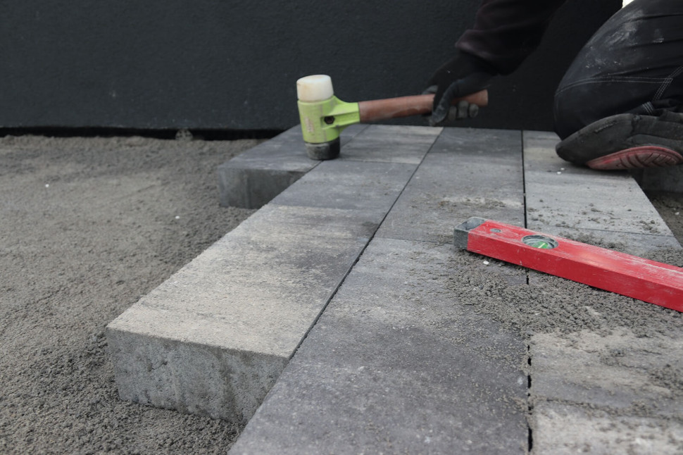 układanie opaski wokół domu z kostki