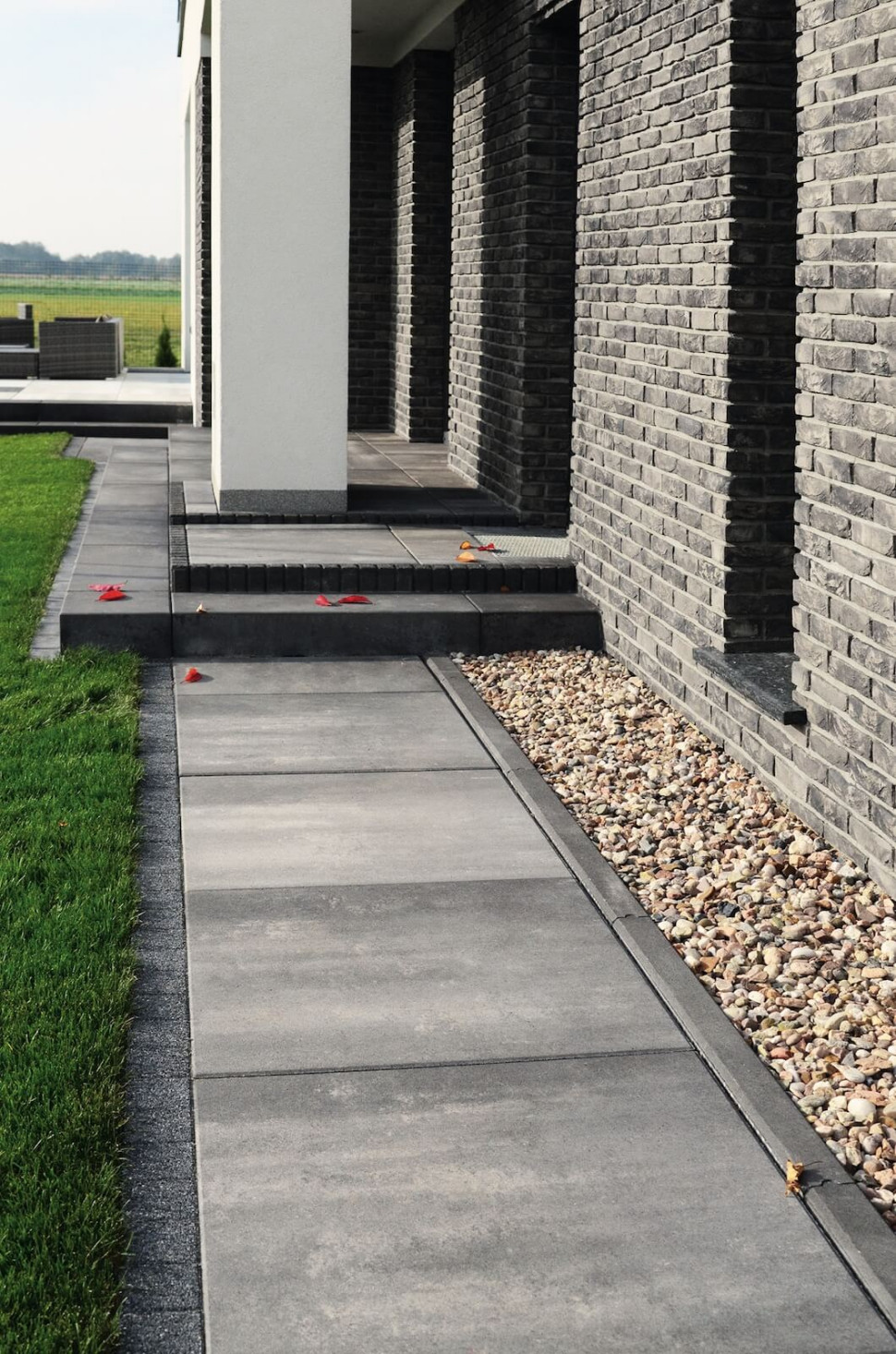 opaska wokół domu z kamyczków