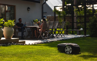 Jak zamienić budowlane klepisko w zieloną oazę? Zakładanie trawnika krok po kroku