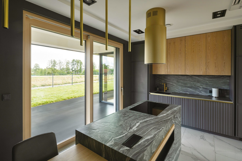 Nowoczesna kuchnia z oknami INNOVIEW to przestrzeń, która daje oddech, sprzyja relaksowi i codziennym chwilom spokoju